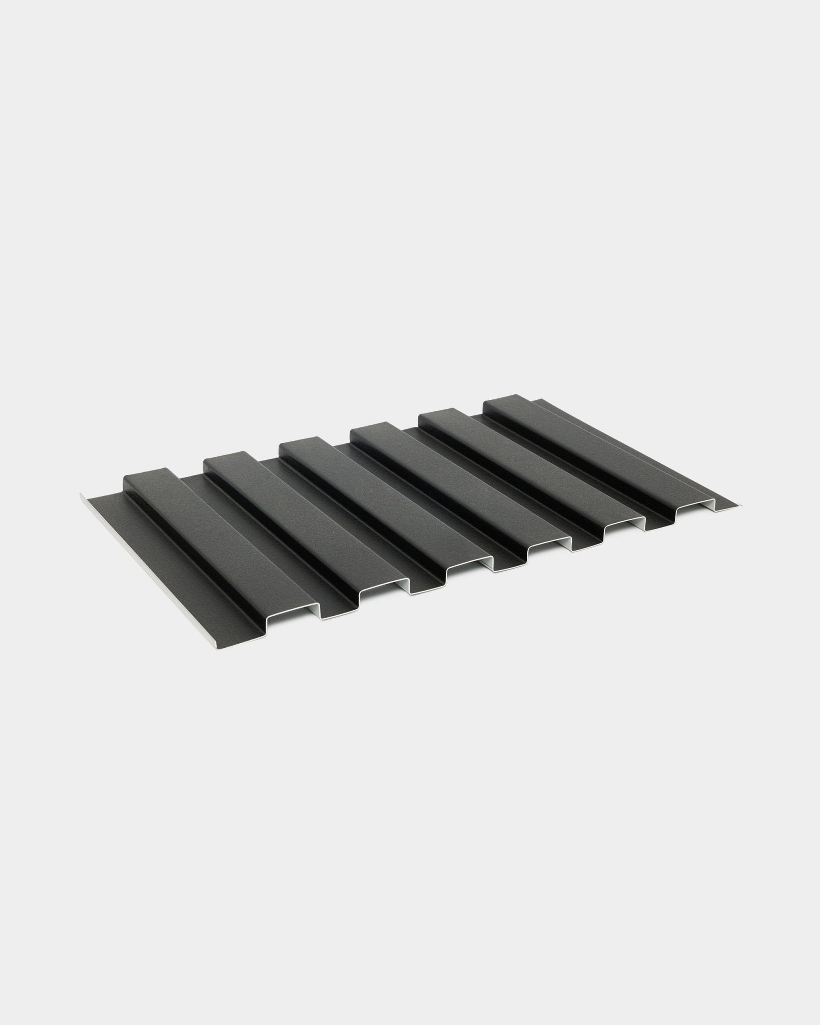 Échantillon de panneau de façade extérieure Aluwood WoodUpp, style uni en aluminium black, 45,7 x 27 cm, avec un design ondulé sur fond blanc.